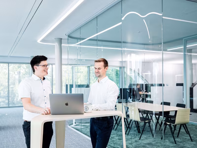 Zwei Entwickler in modernem Meetingraum