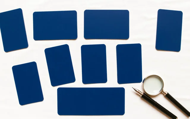 Différentes cartes administratives disposées en grille, illustrant les types de titres de séjour