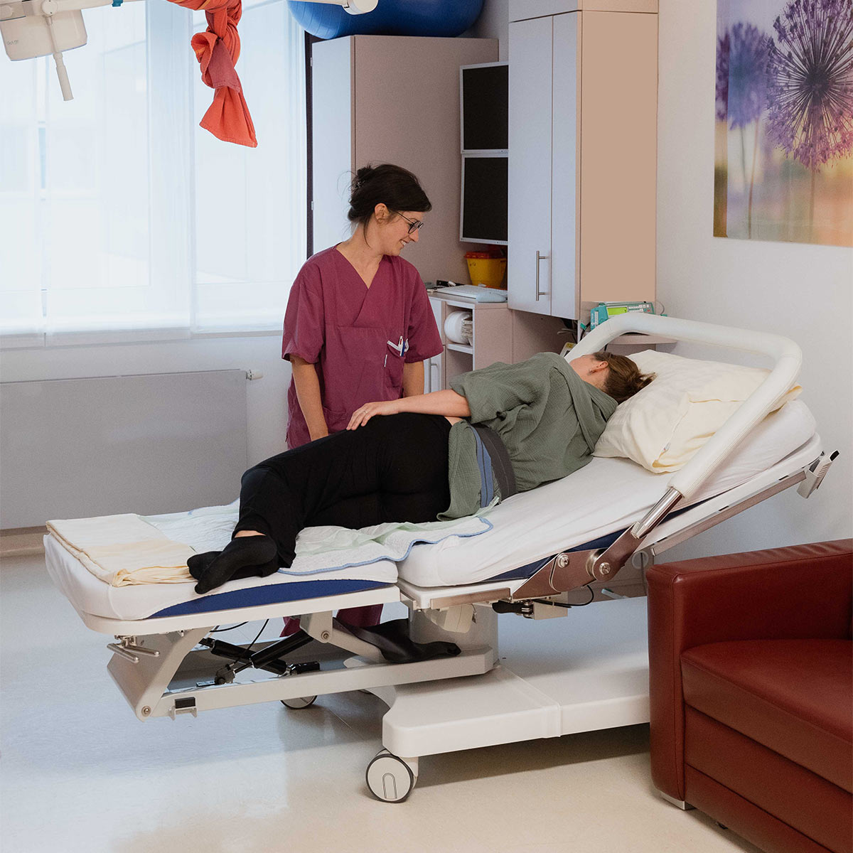 Ein Bett im Kreißzimmer