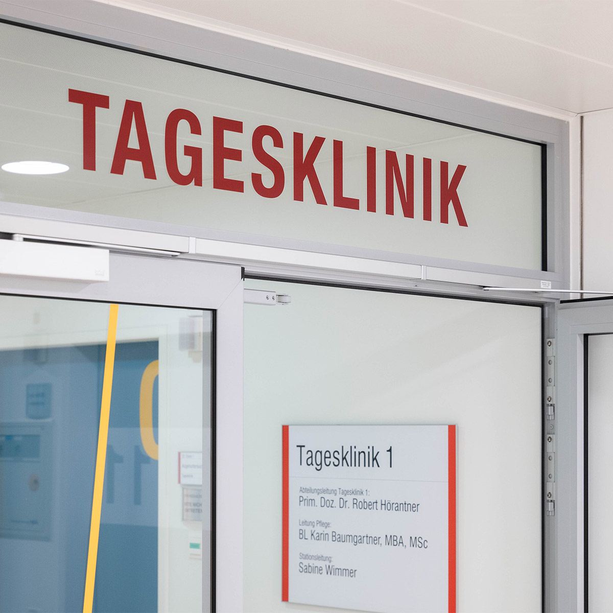 Eingangstür der Tagesklinik