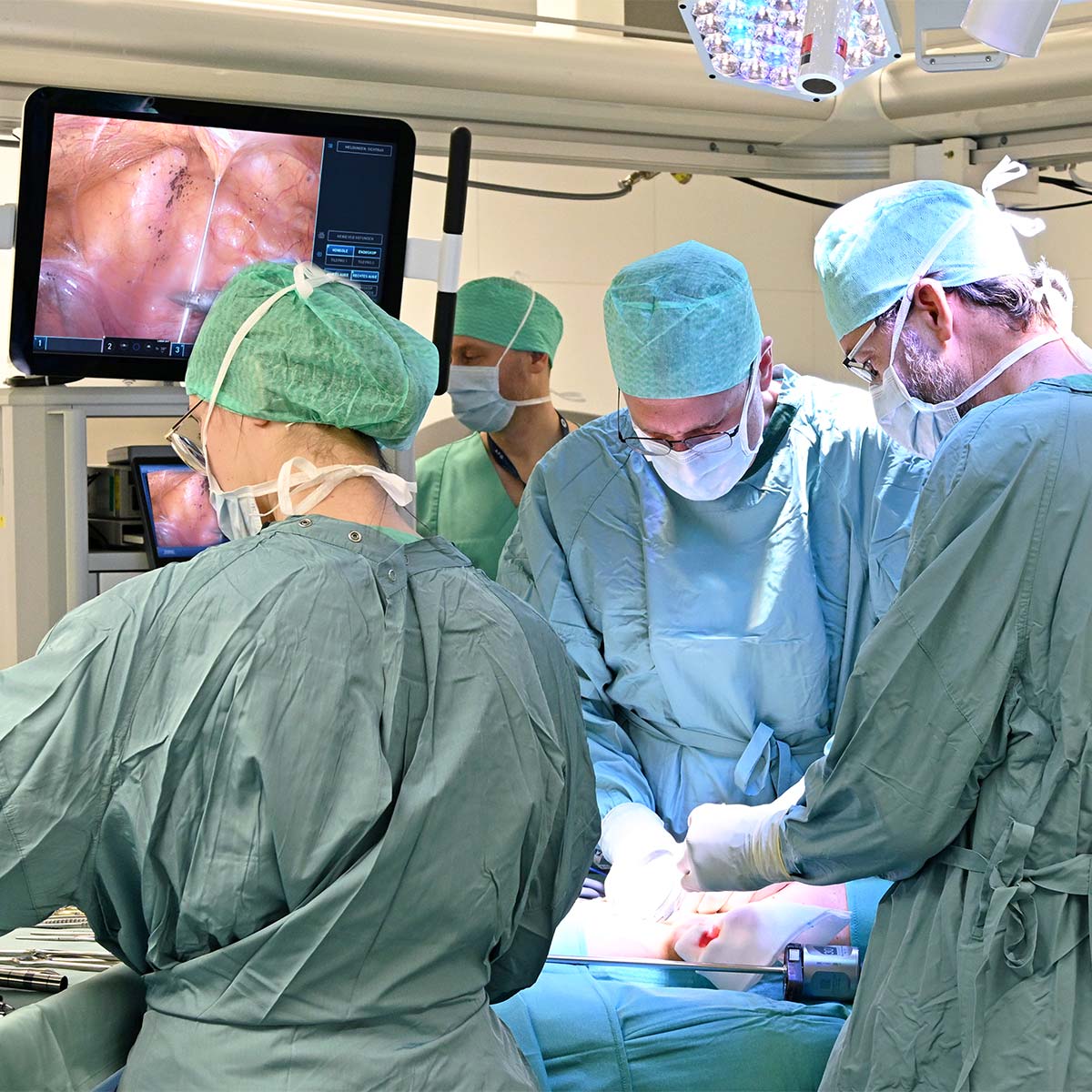 Mitarbeiter*innen bei einer Operation