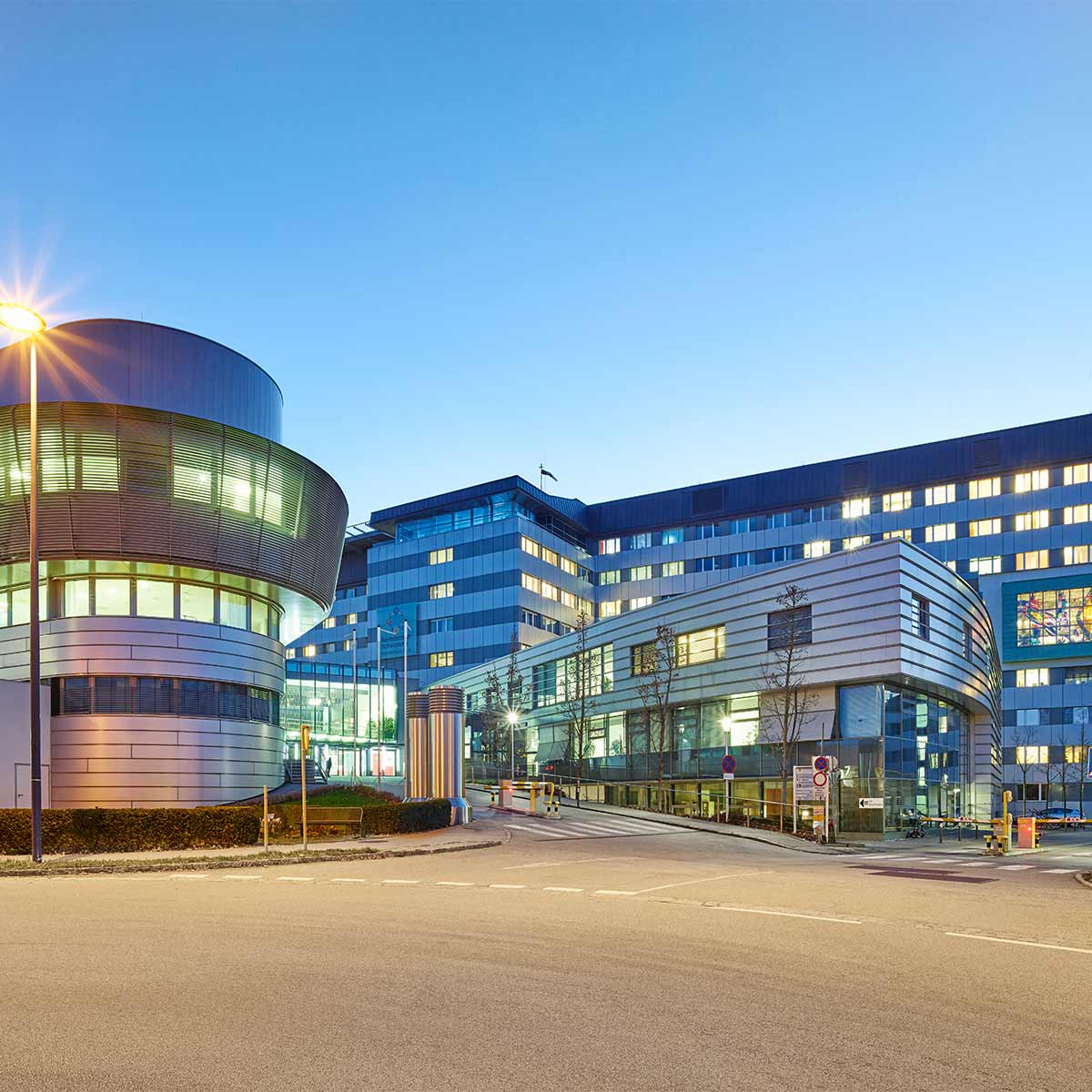 Außenaufnahme Krankenhaus bei Nacht