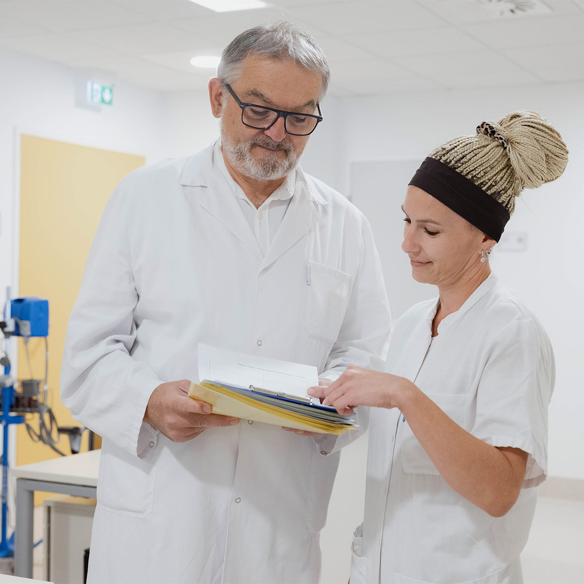 Arzt und Pflegeperson in der Onkologie