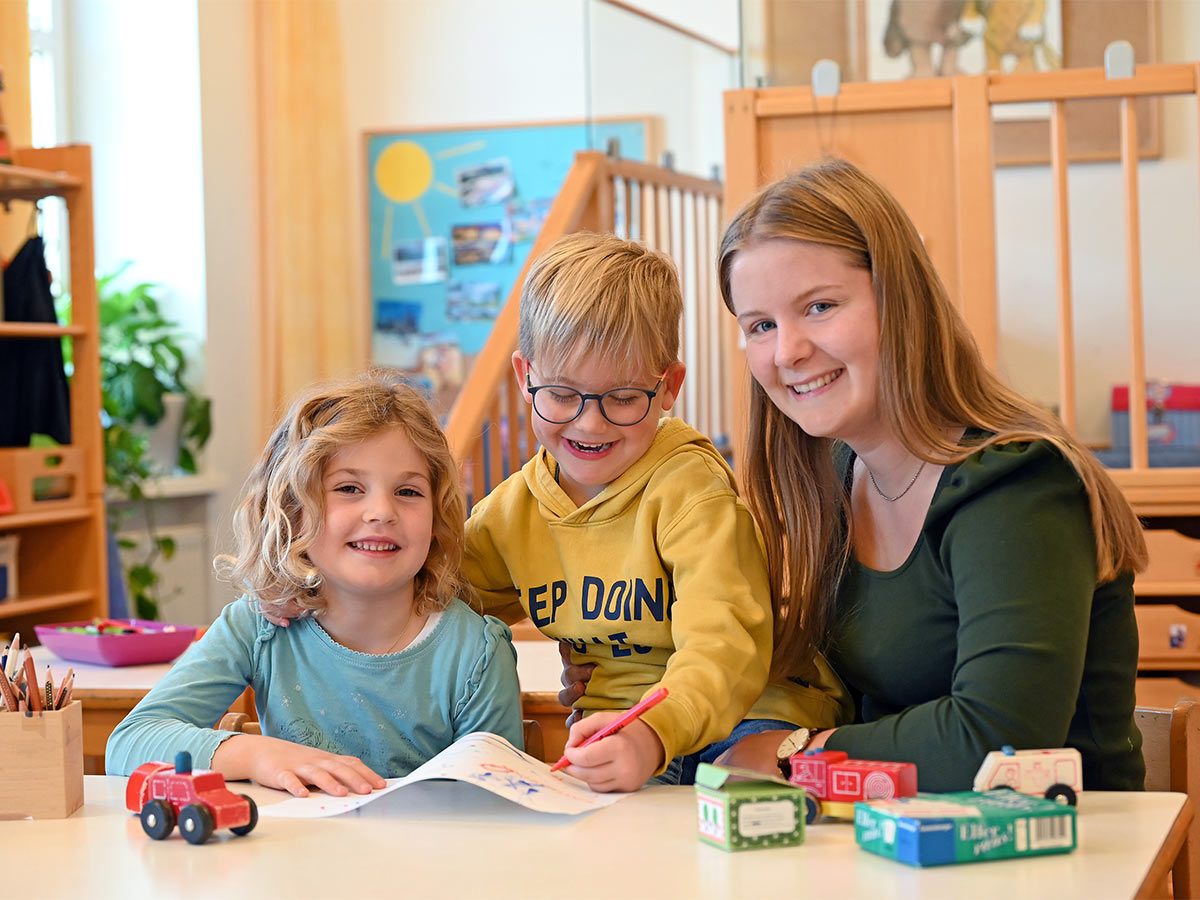 Kinder mit Kindergartenpädagogin