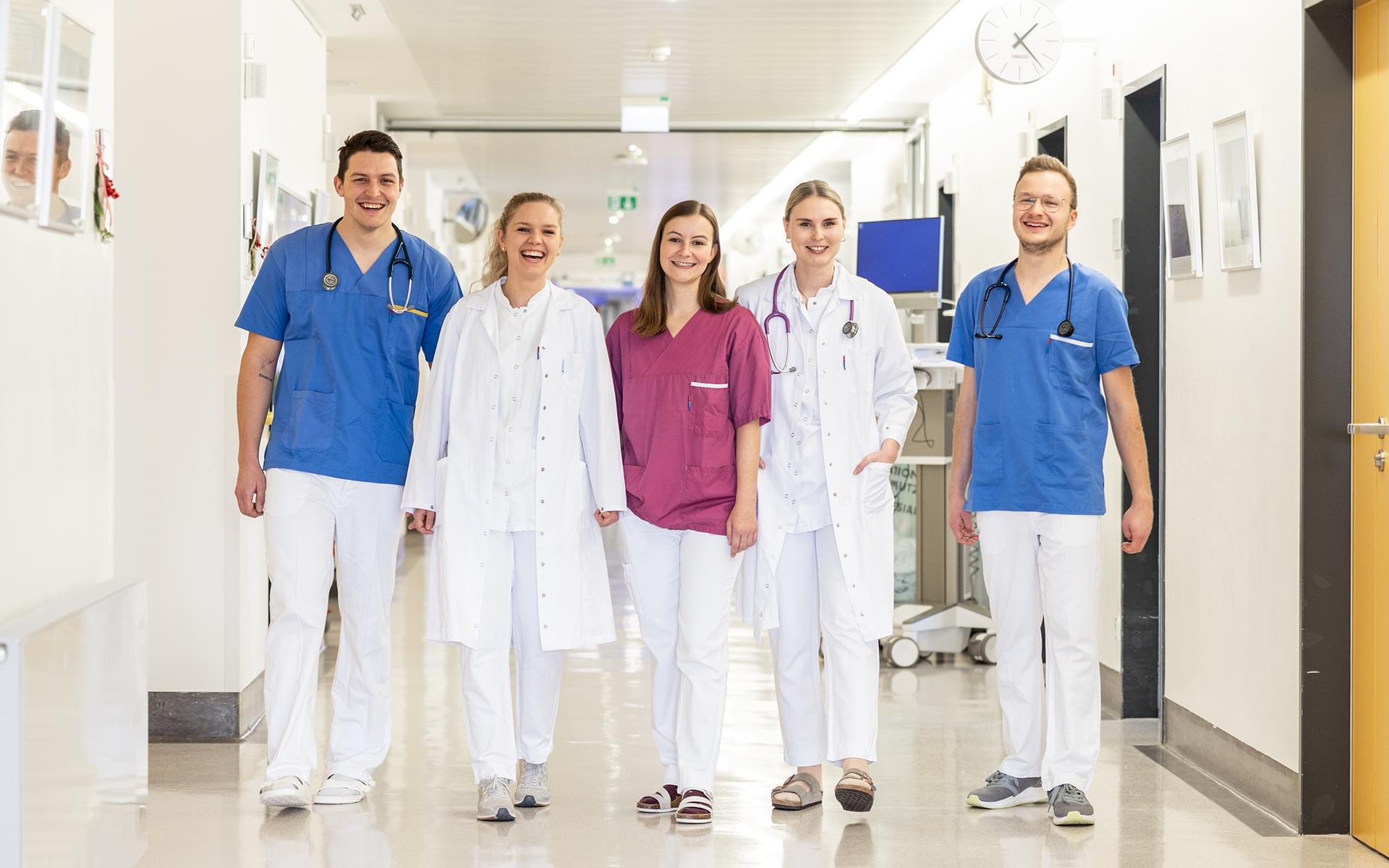 Mitarbeitende im Krankenhaus BHS Ried