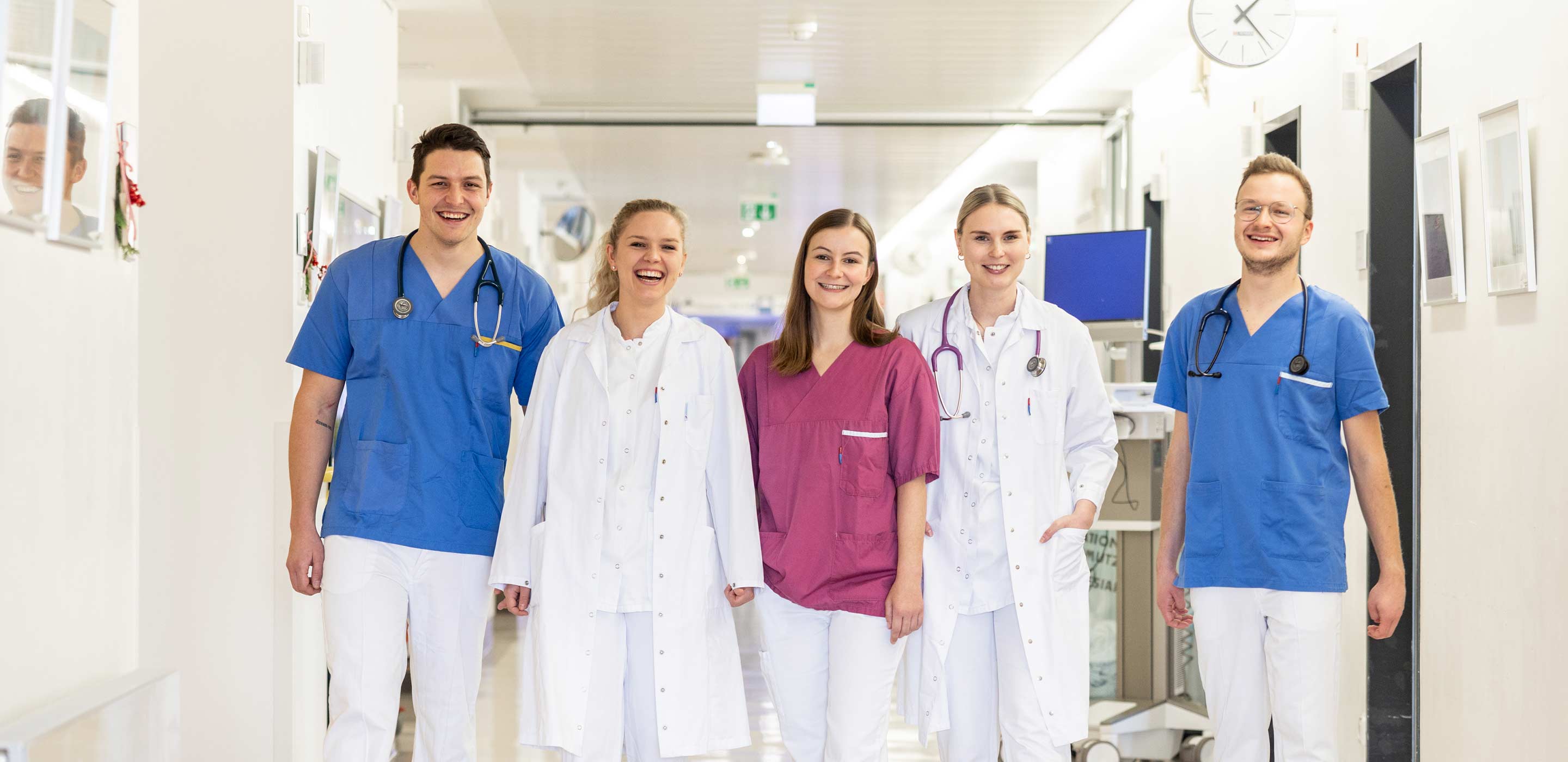 Ausbildungsärztinnen und -ärzte im Krankenhaus