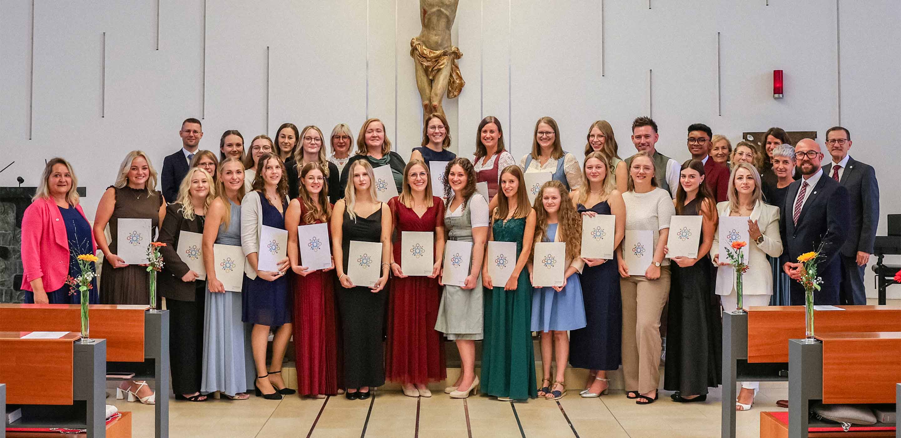 Gruppenfoto der Absolvent*innen der Pflegefachassistenz