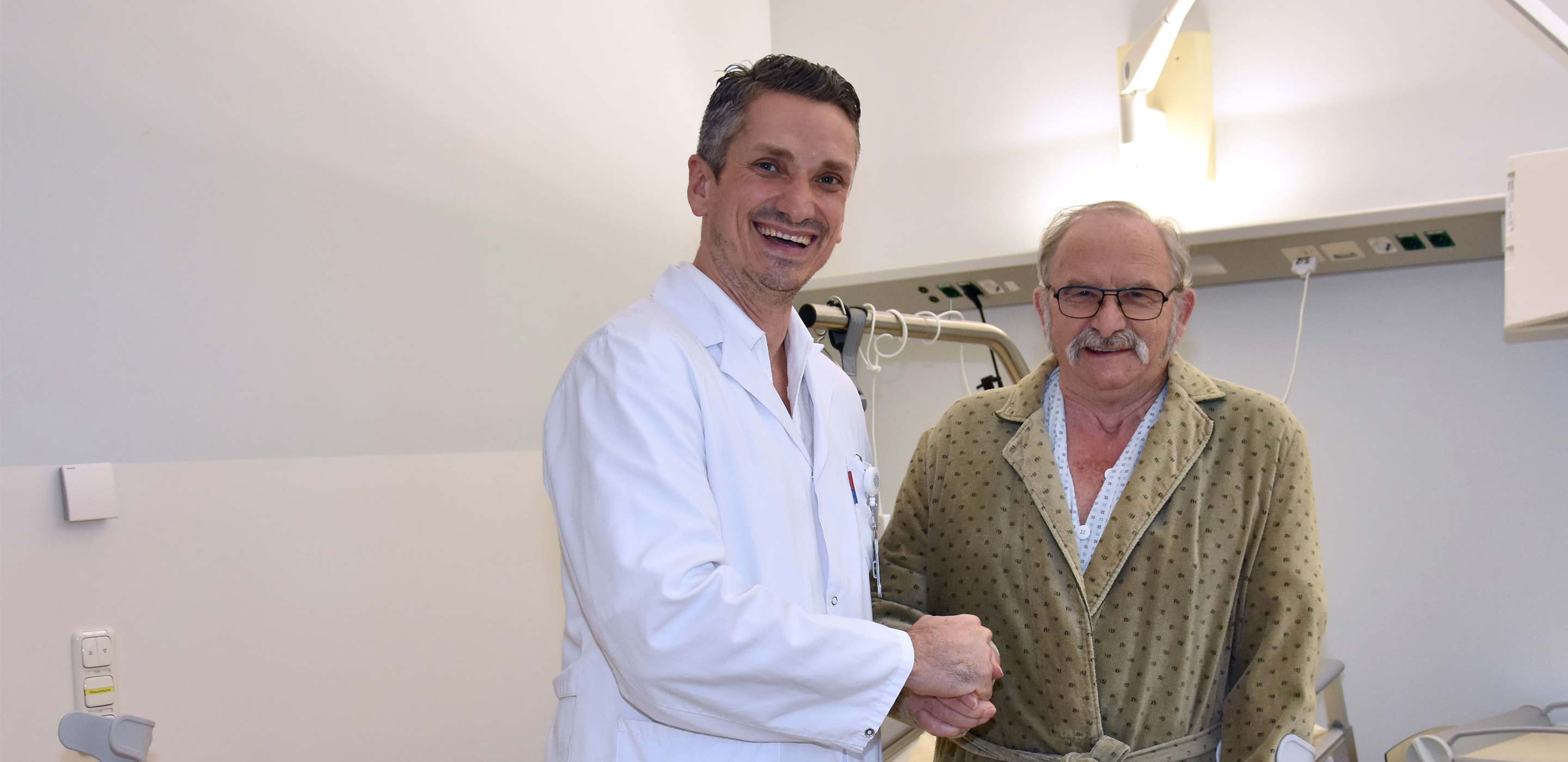 Prim. Priv. Doz. Dr. Dominik Holzapfel mit Patient Rudolf Wingoff nach der Hüft-OP.