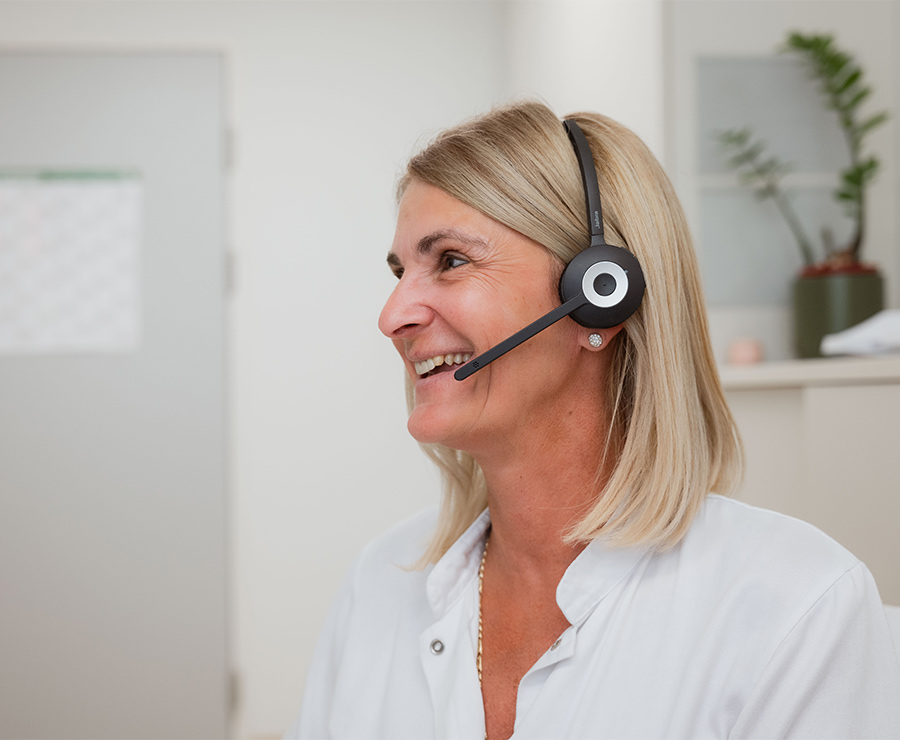 Büromitarbeiterin mit Headset