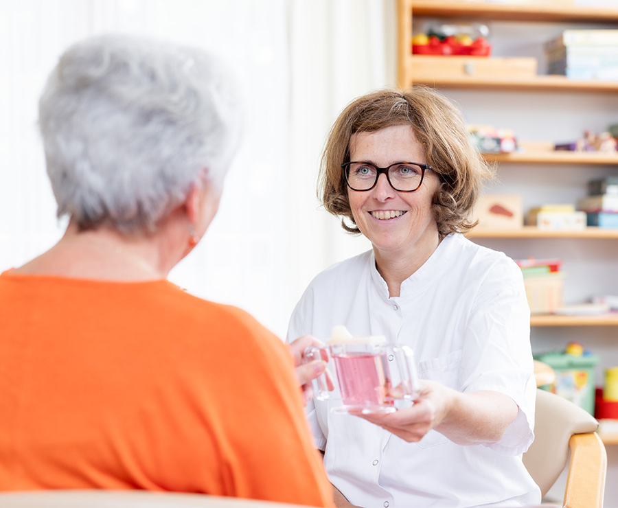 Pflegeperson auf der Palliativstation