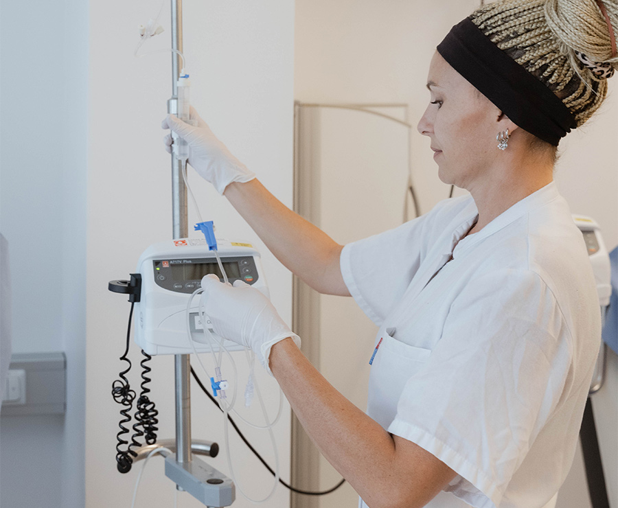 Pflegekraft bereitet Therapie vor