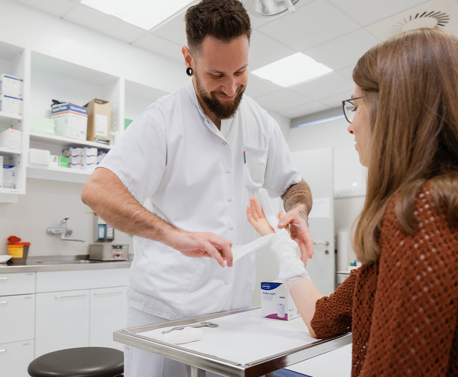 Die Hand einer Patientin wird in der Unfallambulanz versorgt.