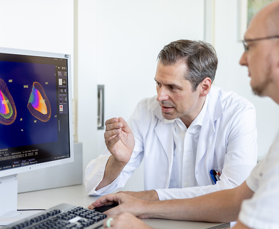 Ärzte in der Nuklearmedizin am PC
