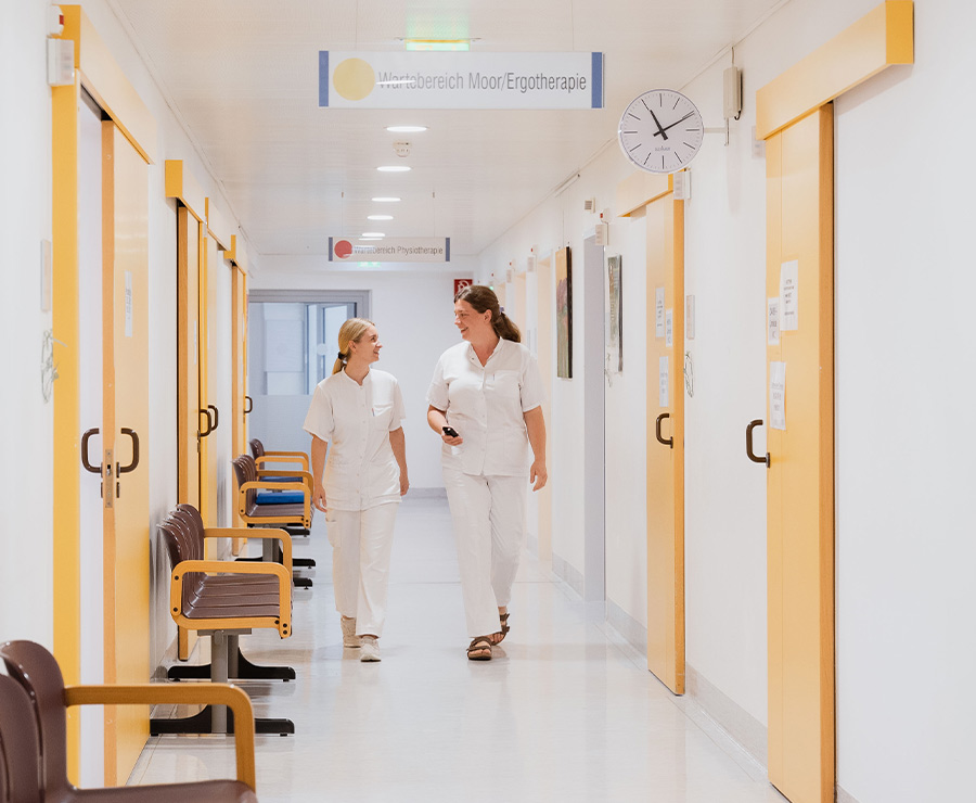 Mitarbeiterinnen am Gang der Physikalischen Medizin