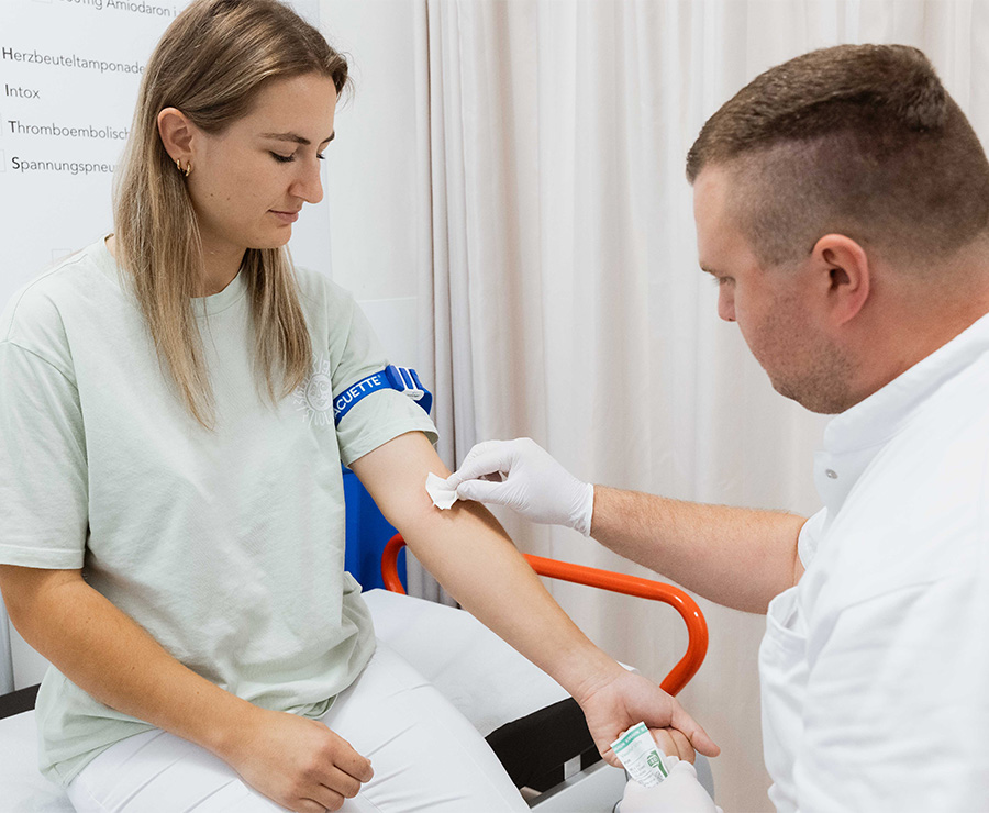 Pfleger versorgt eine Patientin in der Notaufnahme