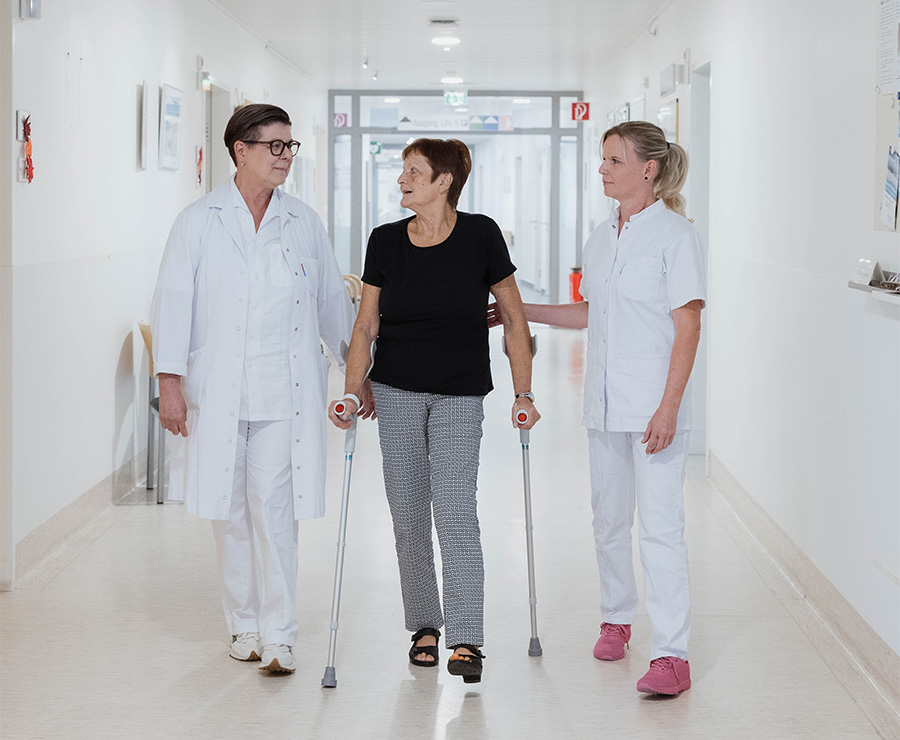 Patientin mit Mitarbeiterinnen