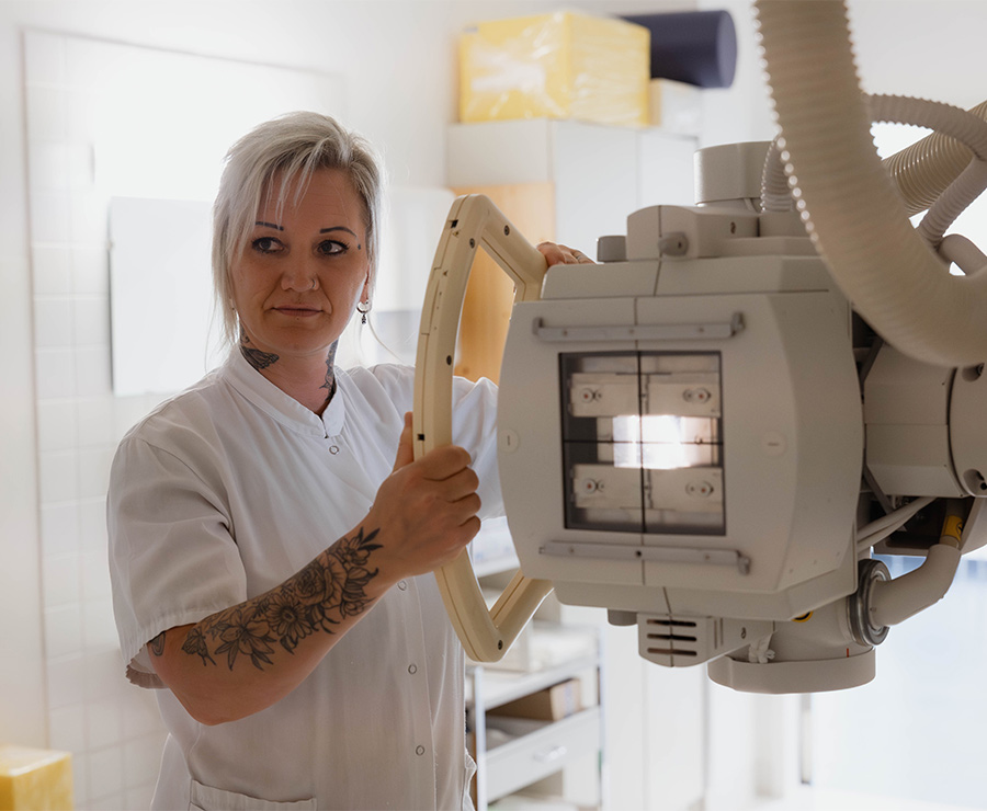 Mitarbeiterin beim Röntgen