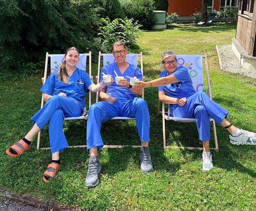 Mitarbeiter*innen im Krankenhaus-Park