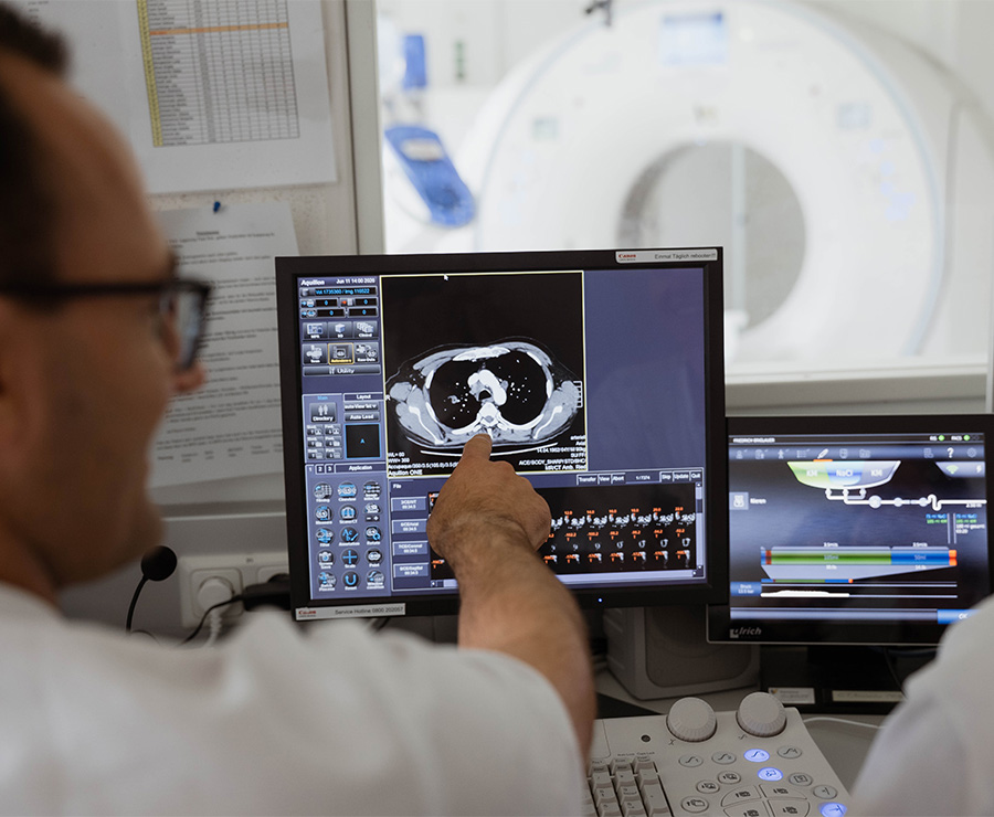 Arzt bespricht MR-Bild in der Radiologie