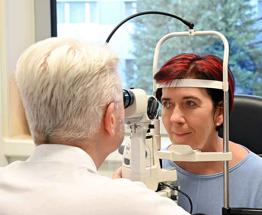 Patientin und Arzt bei einer Augenuntersuchung