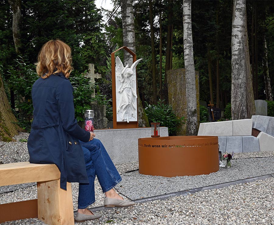 Leere Wiege Gedenkstätte am Stadtfriedhof