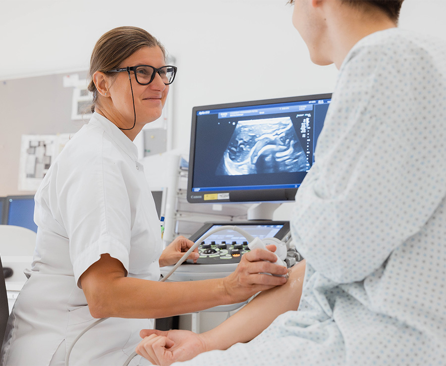 Ärztin in der Radiologie mit Patient