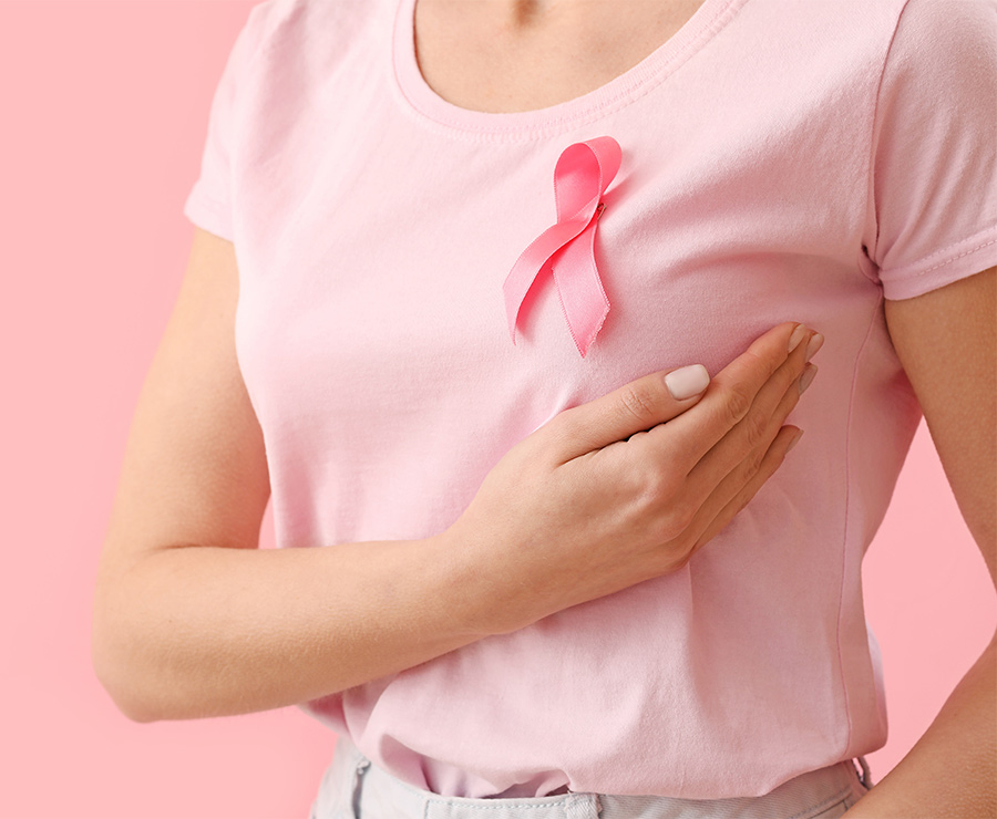 Frau mit rosa Schleife am T-Shirt
