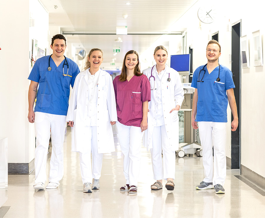 Ärzte* und Ärztinnen* in Ausbildung
