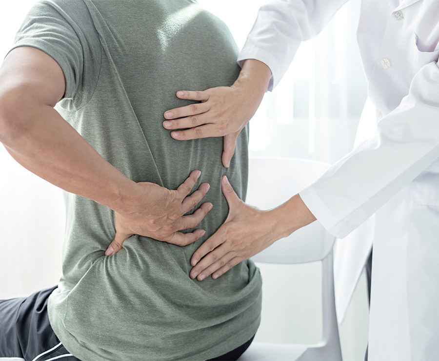 Patient mit Schmerzen am Rücken
