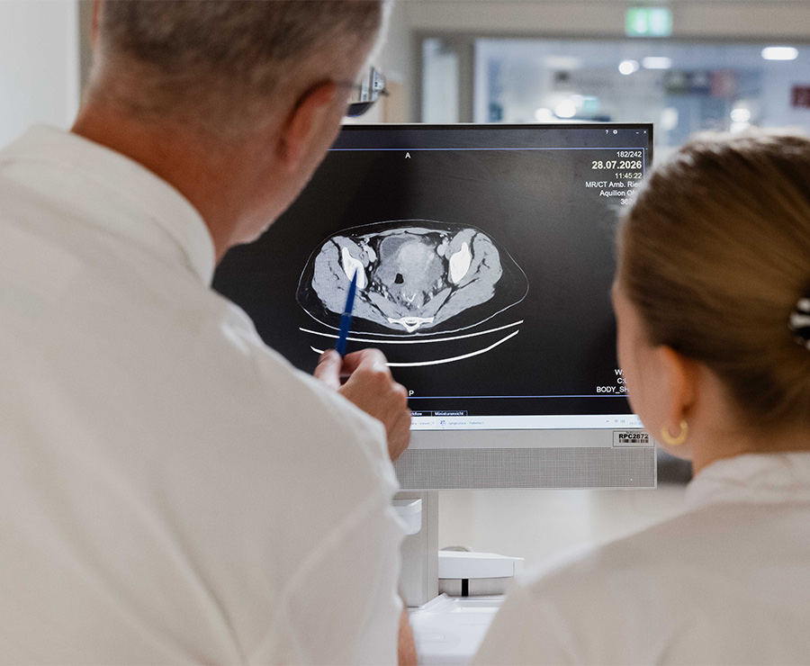 Mitarbeiter besprechen die Befunde eines Patienten.