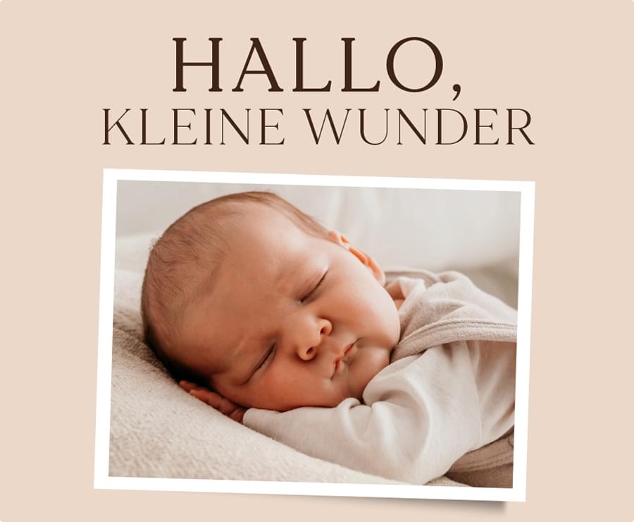 Schlafendes Neugeborenes, eingewickelt in helles Tuch, mit Aufschrift „Hallo, kleine Wunder“