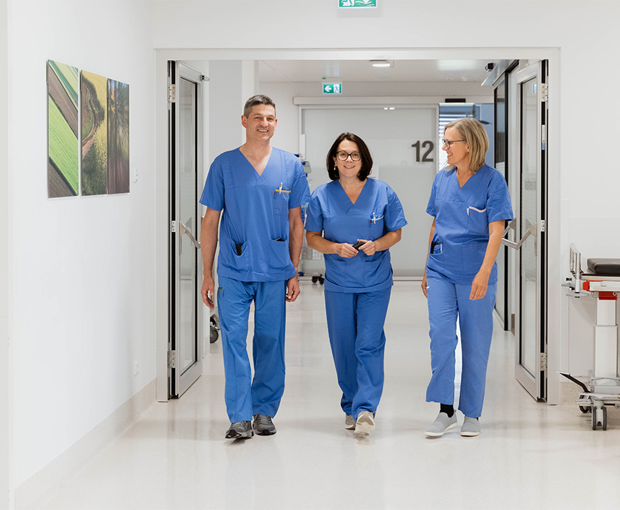 Krankenhaus-Mitarbeiter gehen am Gang