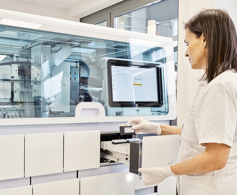 Mitarbeiterin in der Pathologie bedient Gerät