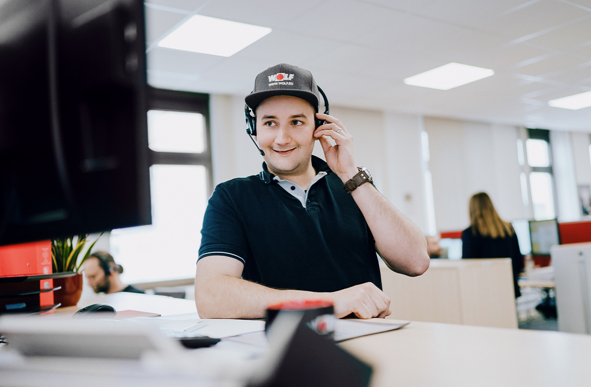 Mann mit Headset in Telefonhotline