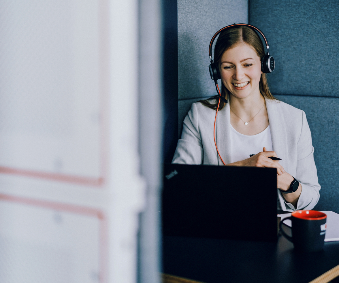 frau mit headset