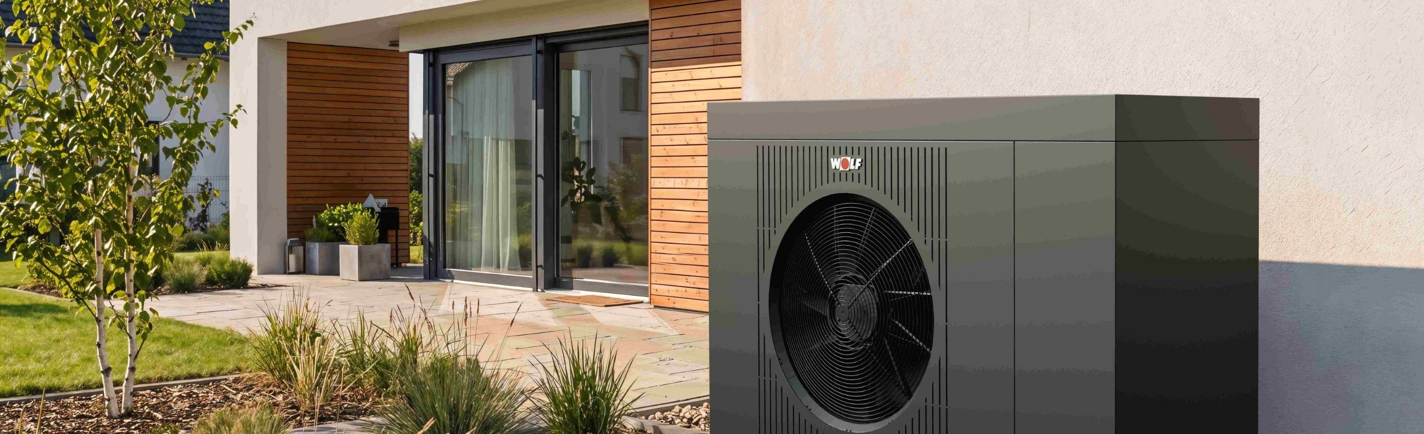 Modernes Haus mit WOLF Wärmepumpe in grau und schwarz davor