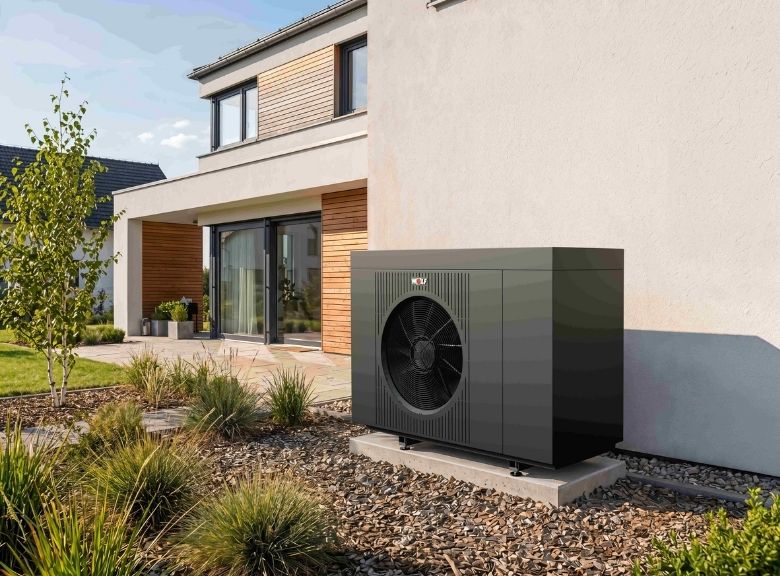 Modernes Haus mit WOLF Wärmepumpe in grau und schwarz davor