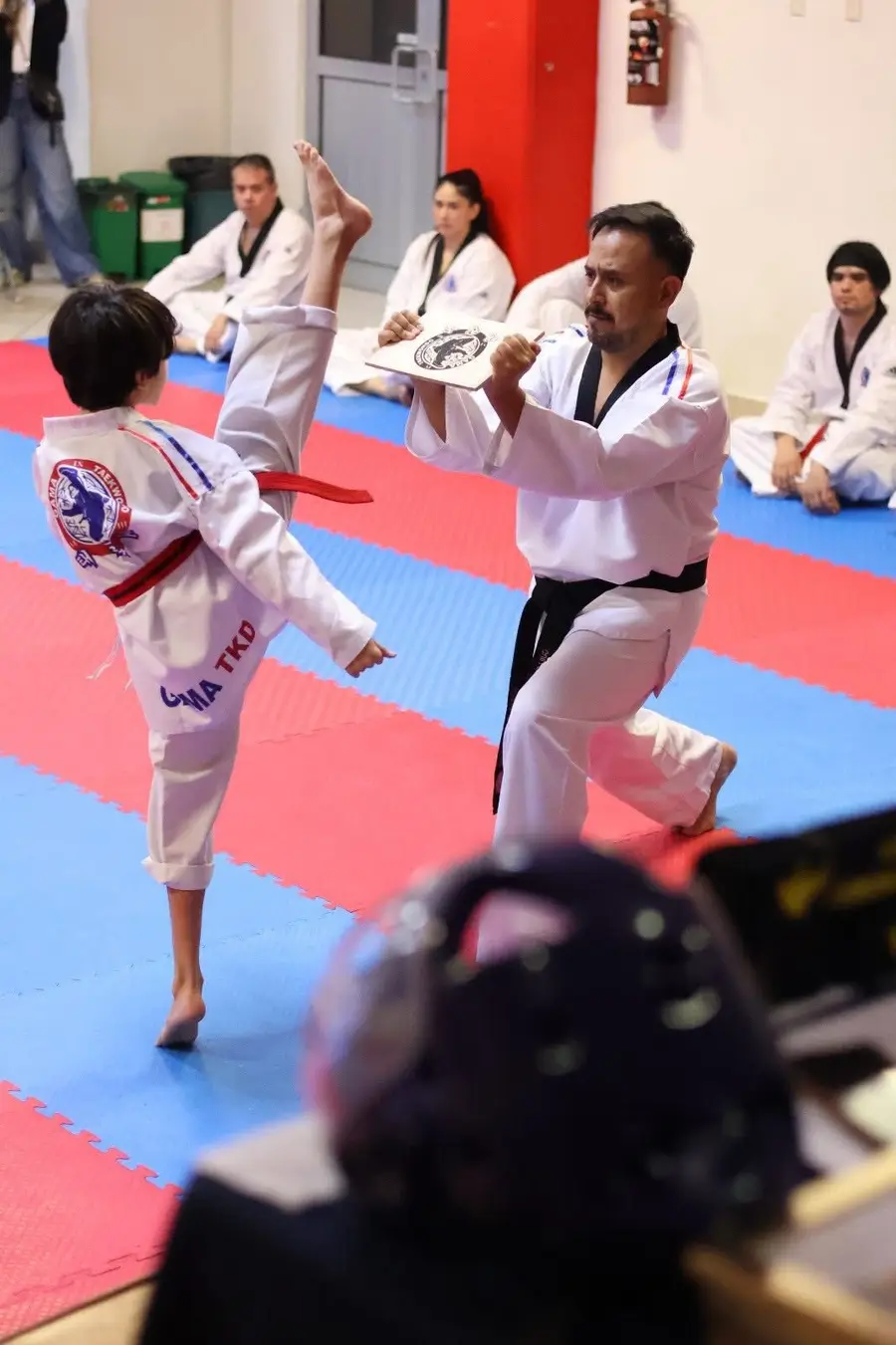 Rompimiento de tabla en clases de Taekwondo Cumbres Monterrey