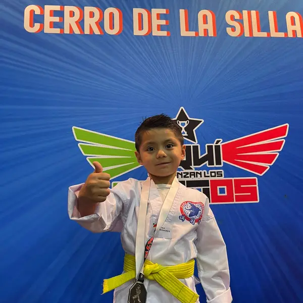 Alumno de clases de Taekwondo en torneo Monterrey Cumbres