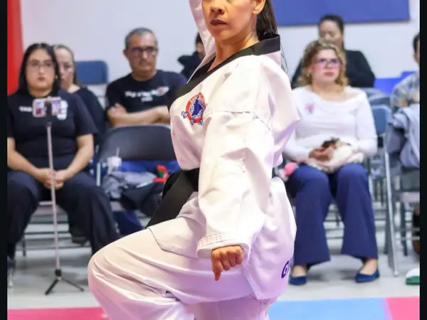 Instructora ejecutando poomsae Taekwondo Monterrey