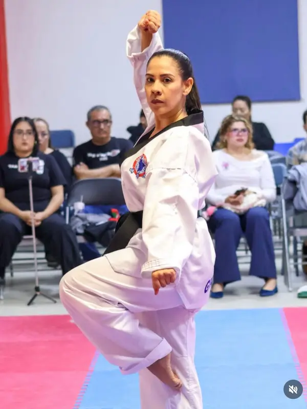 Instructora ejecutando poomsae de Taekwondo en Monterrey