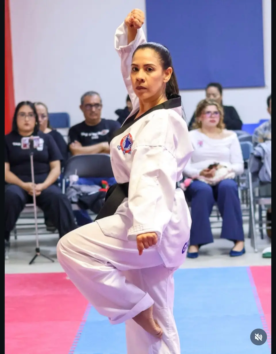 Sabonim Debanhi ejecutando poomsae Taekwondo Monterrey