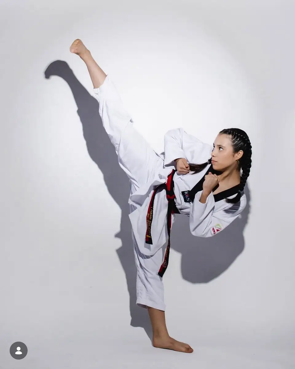 Alumna ejecutando patada alta Taekwondo Cumbres Monterrey
