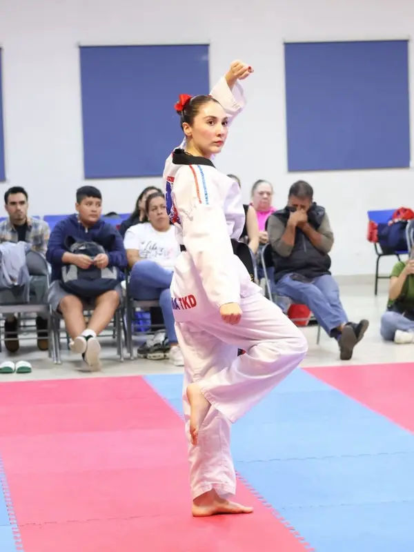 Instructora demostrando forma de Taekwondo en Cumbres Monterrey