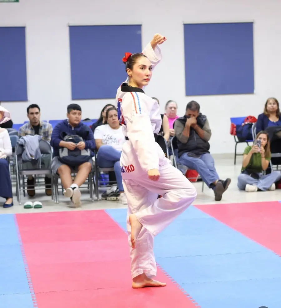 Instructora demostrando forma de Taekwondo en Cumbres Monterrey