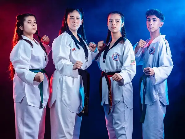 Alumnos jóvenes de Taekwondo en Monterrey Cumbres