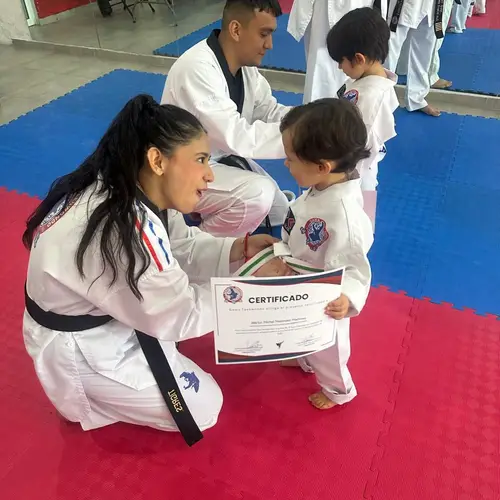 Sabonim Debanhi García entregando certificado a alumno
