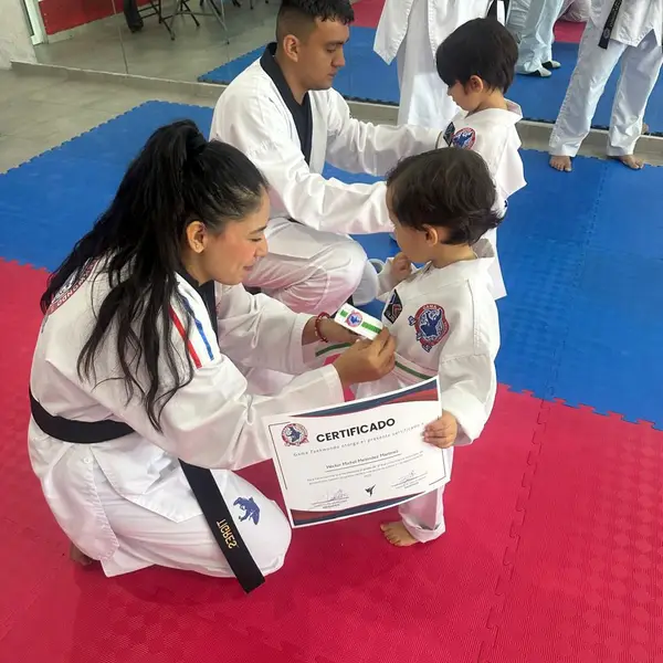 Entrega de certificado de Taekwondo a niños en Monterrey