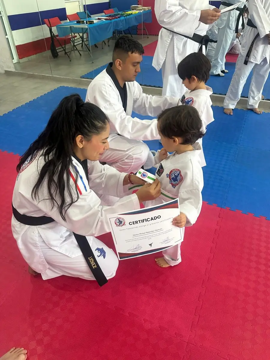 Entrega de certificado de Taekwondo a niños en Monterrey