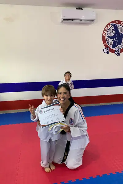 Instructora de GAMA Taekwondo entregando certificado a alumno en Monterrey Cumbres